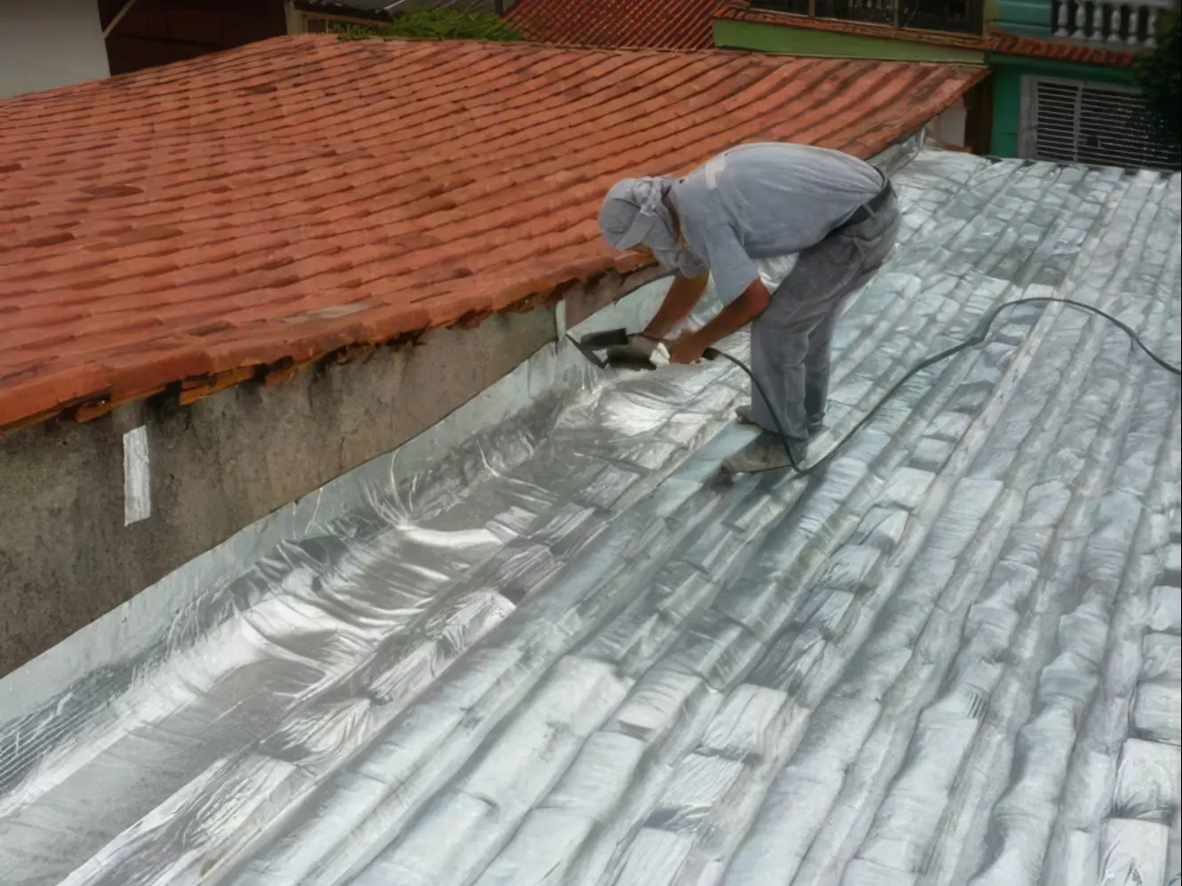 Aplicação de Manta Asfáltica Aluminizada